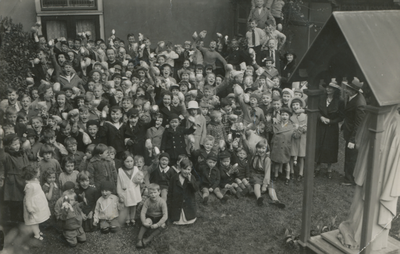 861004 Afbeelding van een groep uitgelaten kinderen in de tuin van het St. Franciscushuis (Oudegracht 23) in Wijk C te ...